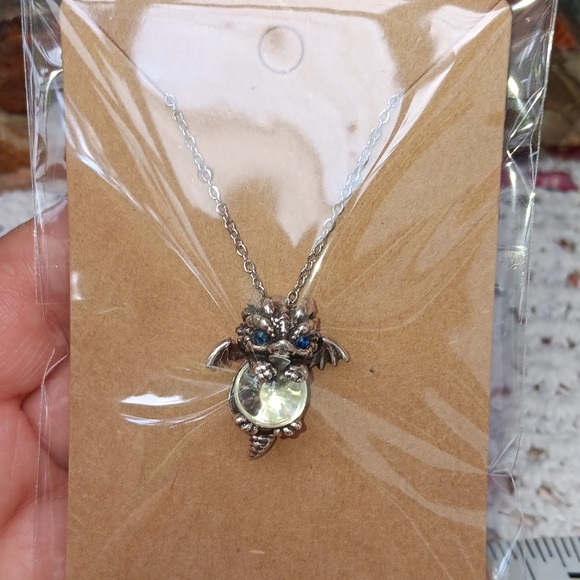 🆕️LAST ONE!🌹ADORABLE BABY DRAGON CLUTCHING PRECIOUS GEM NECKLACE GIFT BOXED - Picture 9 of 17